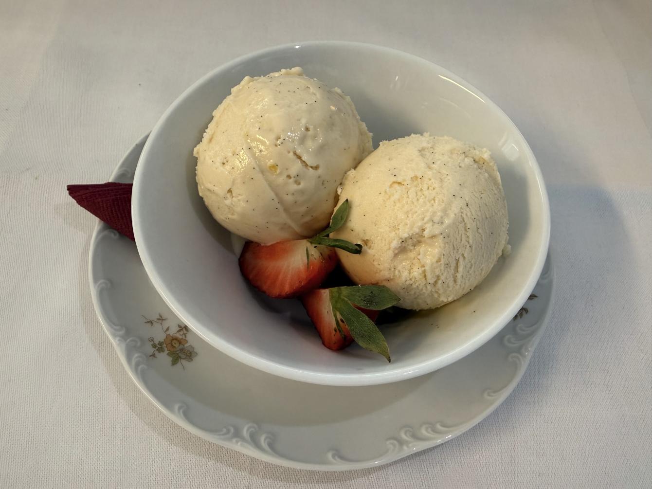 Gelato-glass med bär Italien.jpeg