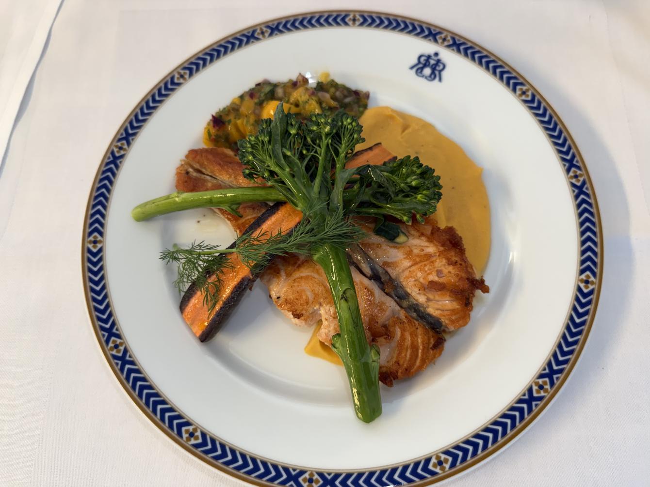 Lax med mangosalsa serveras med sötpotatispuré (Mexiko).jpeg